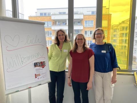 Von links nach rechts: Ulrike Holtzhausen (SkF Karlsruhe), Miriam Knappich (AWO Karlsruhe gemeinnützige GmbH) und Nicole Deiana (VfJ)