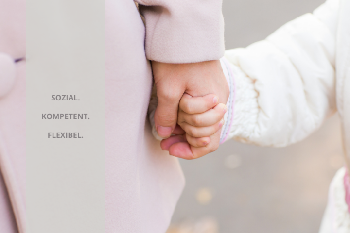 Frau mit Kind an der Hand