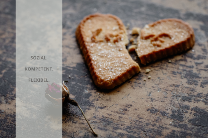 zerbrochener herzförmiger Keks