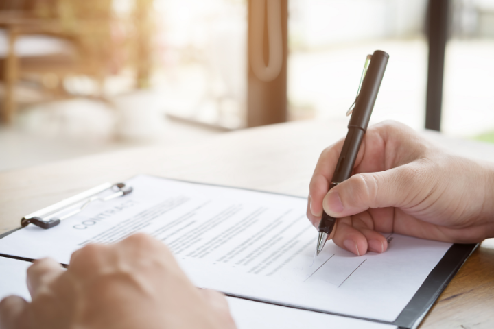 Dokument wird unterschrieben