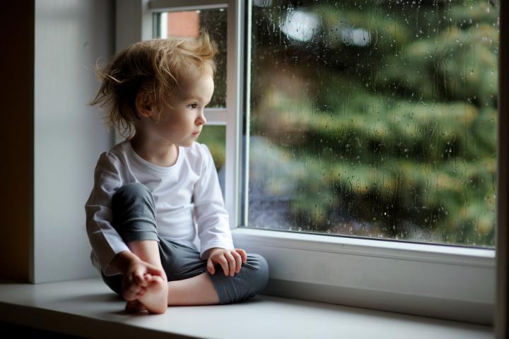 Kleinkind am Fenster